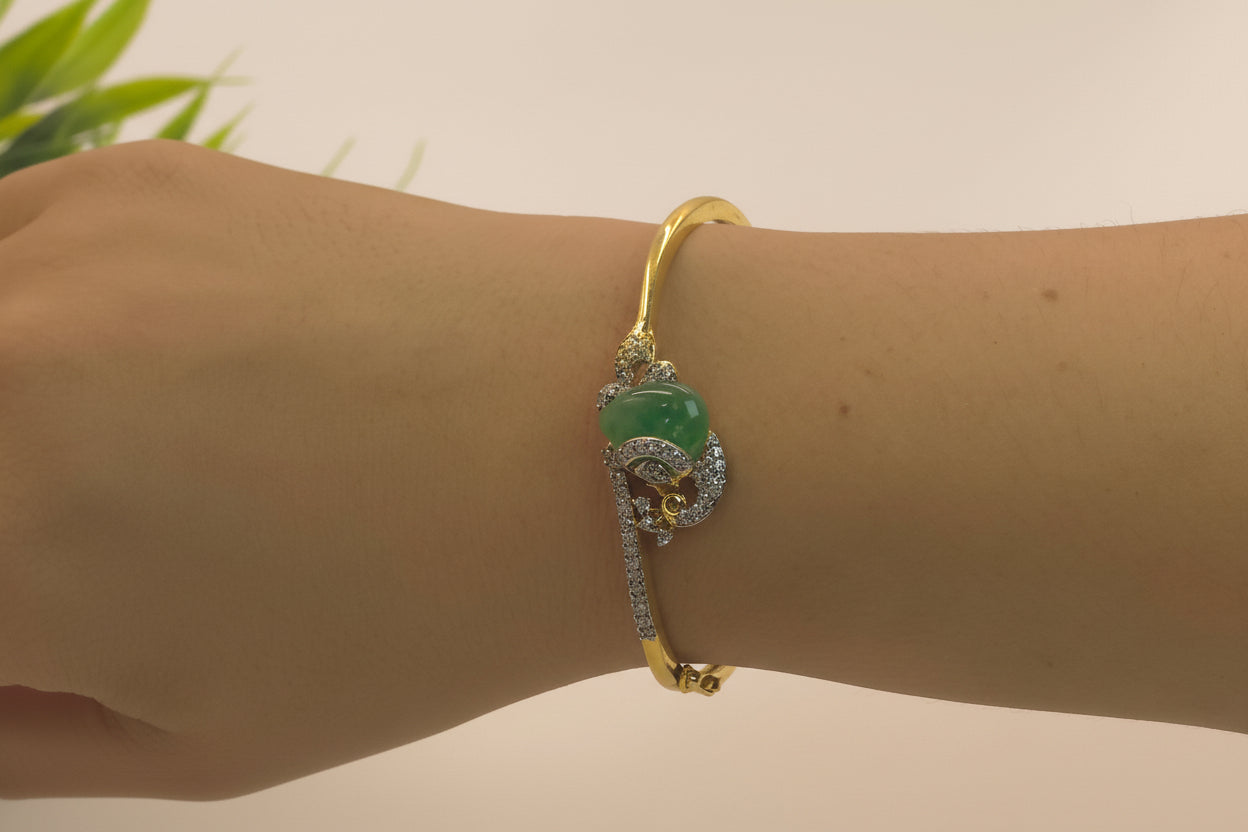 Bracelet with green stone