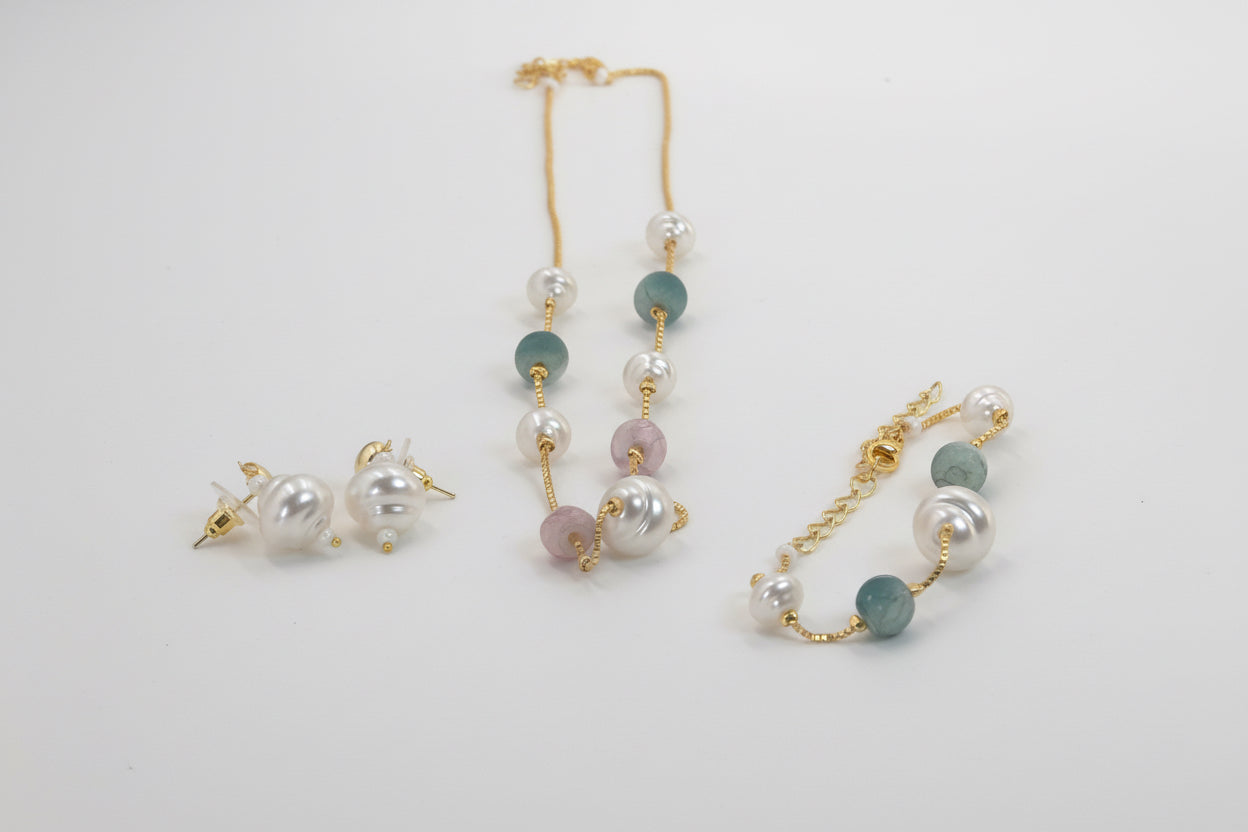 Elegant necklace set with bracelets