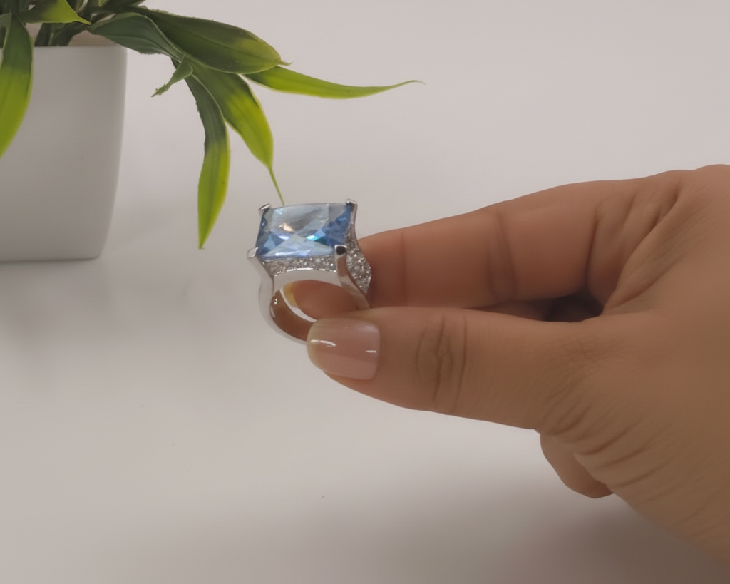 Blue gemstone finger ring