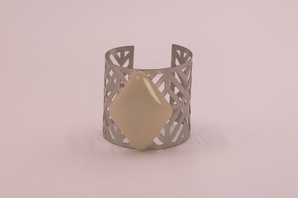 Cream stone, metal bracelet