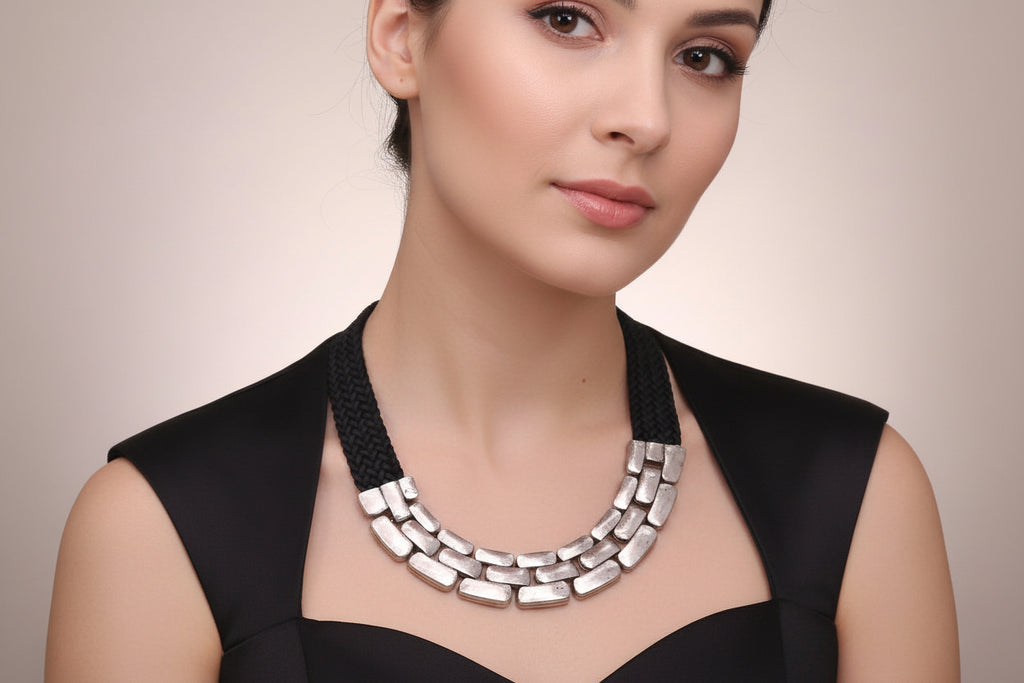 Blow black necklace