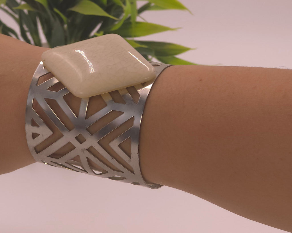 Cream stone, metal bracelet