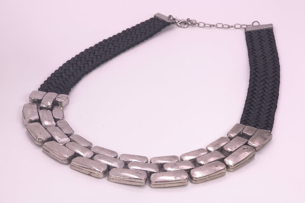 Blow black necklace