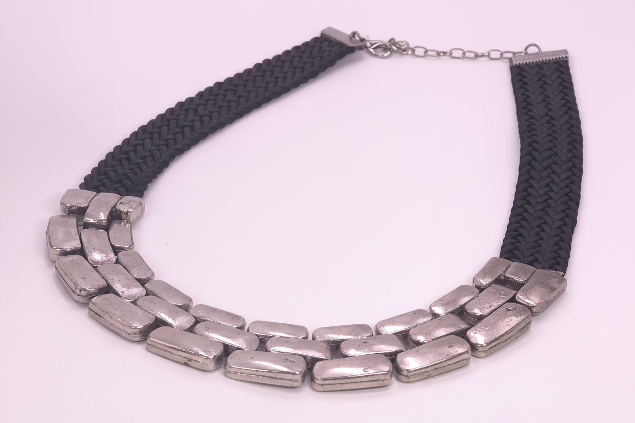 Blow black necklace